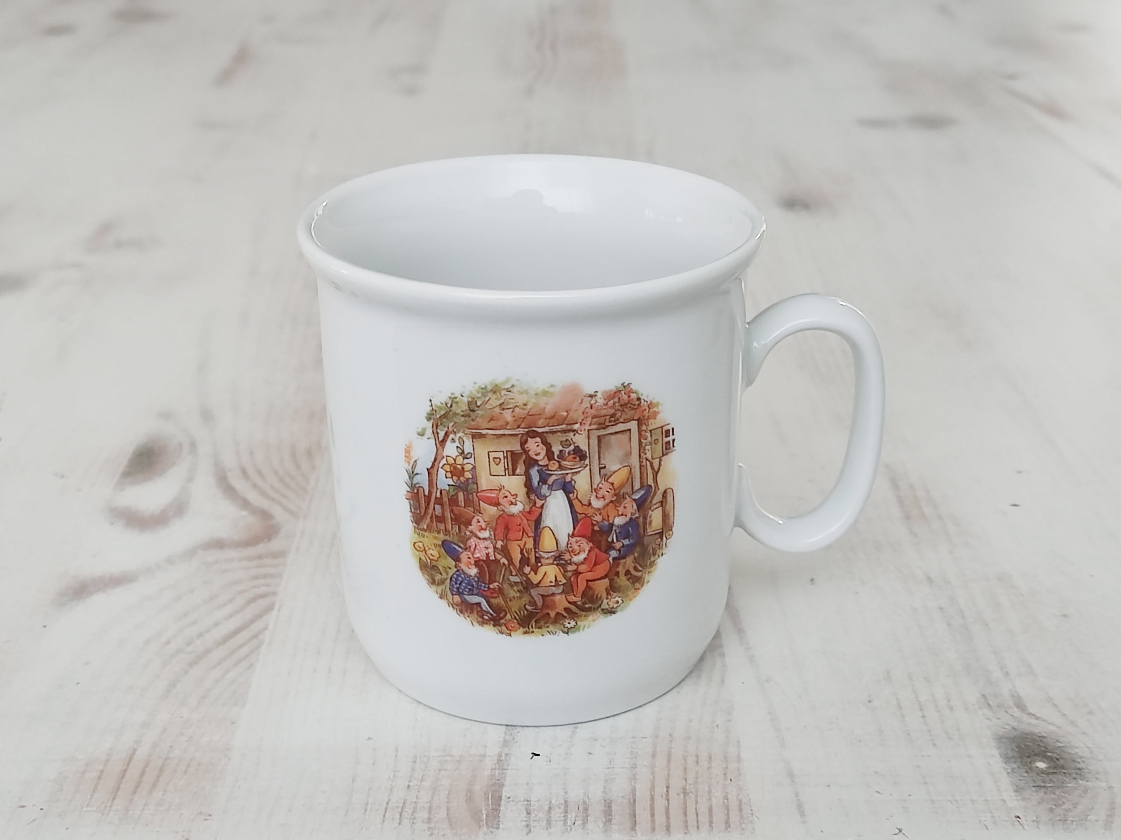 Personalisiertes Kindergeschirr Set mit Namen - Schneewittchen und die sieben Zwerge Märchenmotiv - Tasse Teller Schüssel - Geschenk zur Taufe, Geburt & zum Geburtstag