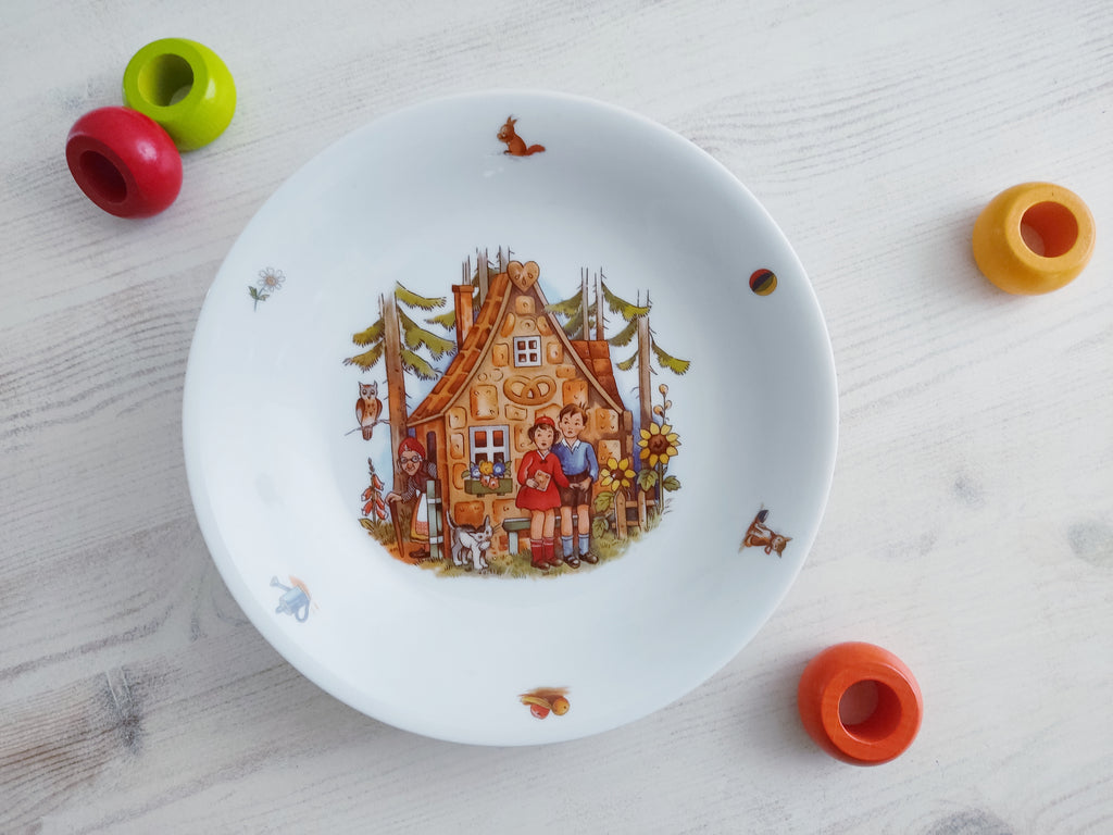 Personalisiertes Kindergeschirr Set mit Namen - Hänsel und Gretel Märchenmotiv - Tasse Teller Schüssel - Geschenk zur Taufe, Geburt & zum Geburtstag