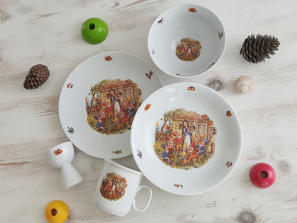 Personalisiertes Kindergeschirr Set mit Namen - Schneewittchen und die sieben Zwerge Märchenmotiv - Tasse Teller Schüssel - Geschenk zur Taufe, Geburt & zum Geburtstag