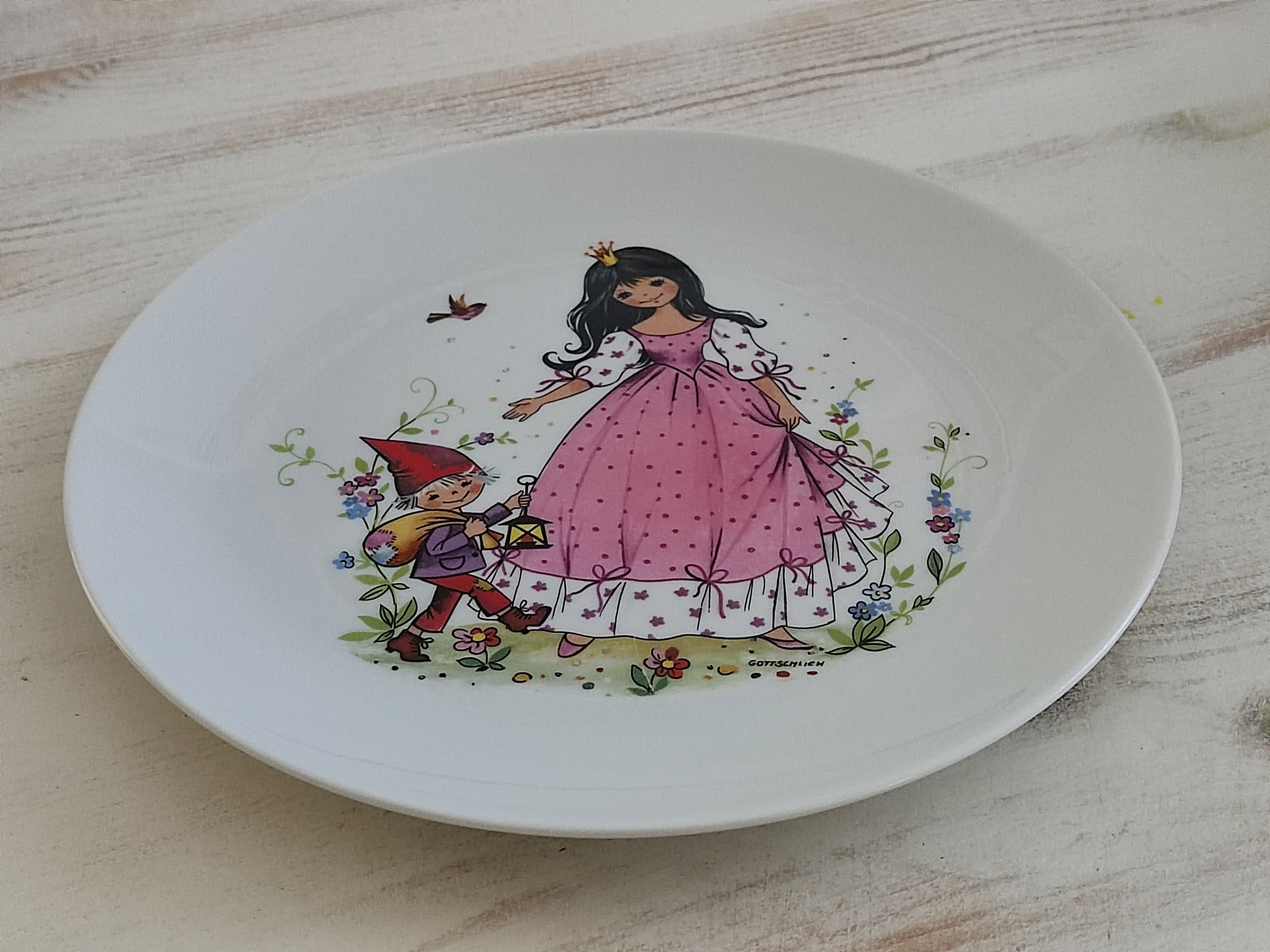 Personalisiertes Kindergeschirr Set mit Namen - Schneewittchen und die sieben Zwerge Märchenmotiv - Tasse Teller Schüssel - Geschenk zur Taufe, Geburt & zum Geburtstag