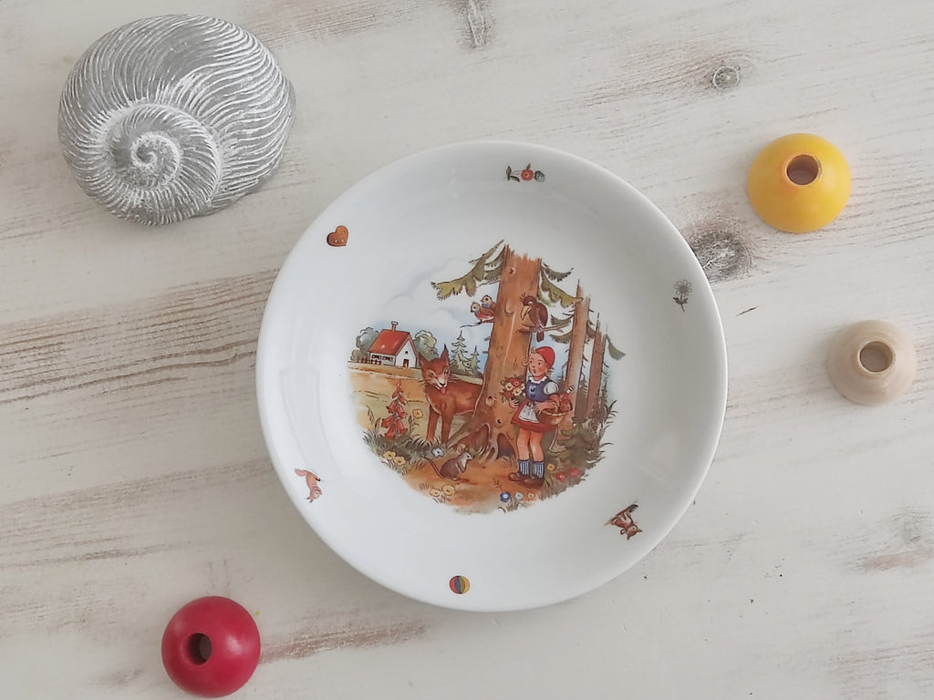 Personalisiertes Kindergeschirr Set mit Namen - Rotkäppchen und der Wolf Märchenmotiv - Tasse Teller Schüssel - Geschenk zur Taufe, Geburt & zum Geburtstag