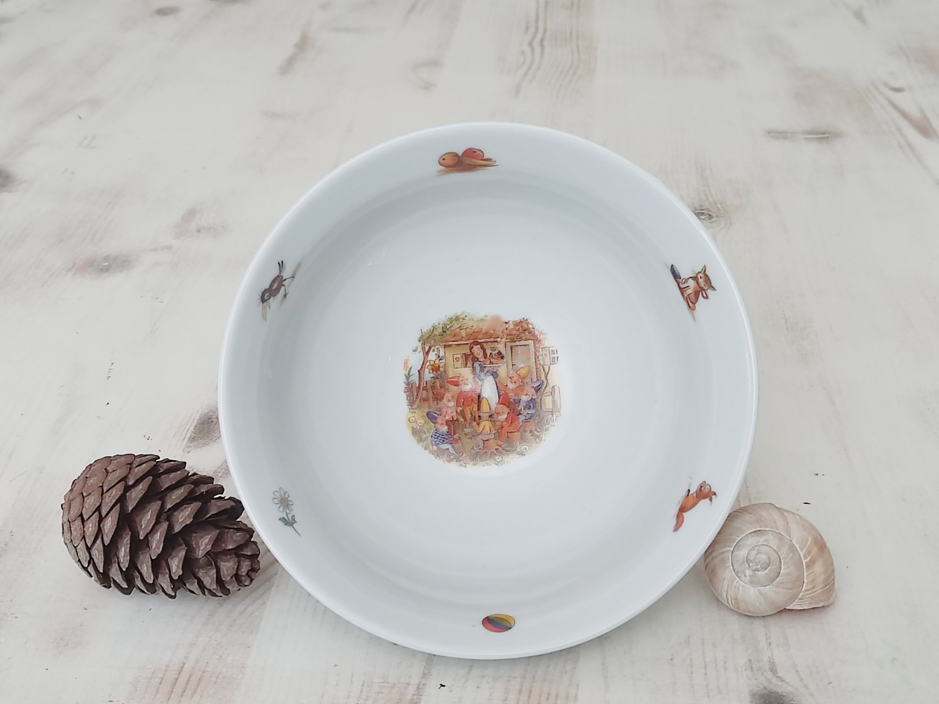 Personalisiertes Kindergeschirr Set mit Namen - Schneewittchen und die sieben Zwerge Märchenmotiv - Tasse Teller Schüssel - Geschenk zur Taufe, Geburt & zum Geburtstag