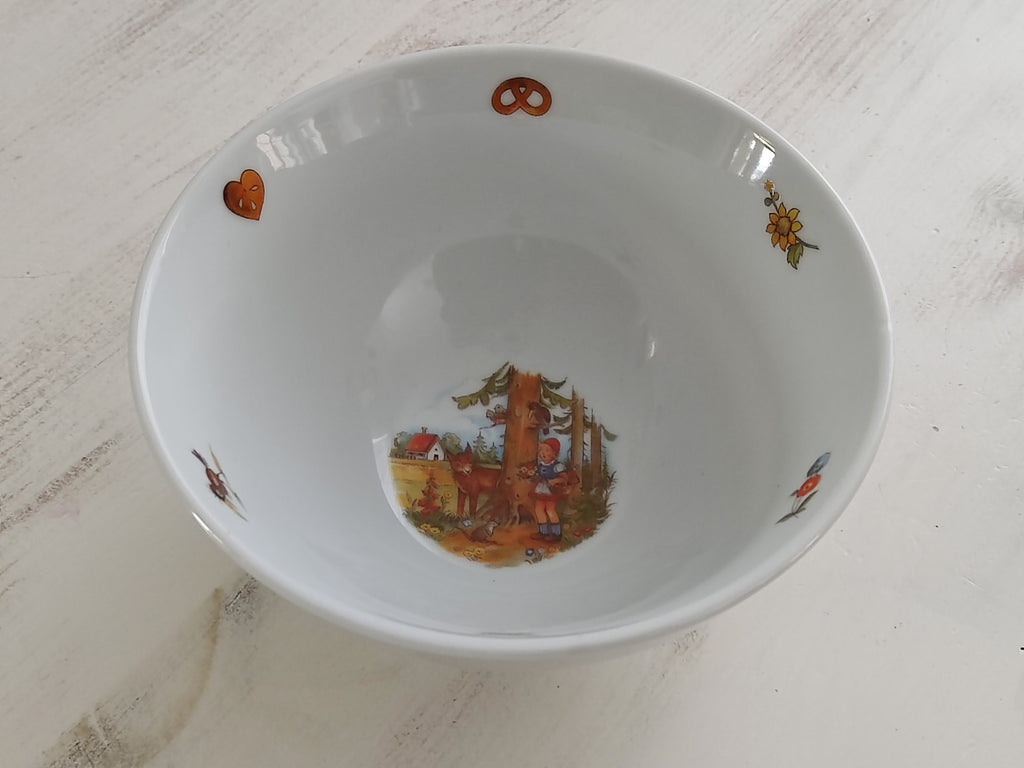 Personalisiertes Kindergeschirr Set mit Namen - Rotkäppchen und der Wolf Märchenmotiv - Tasse Teller Schüssel - Geschenk zur Taufe, Geburt & zum Geburtstag