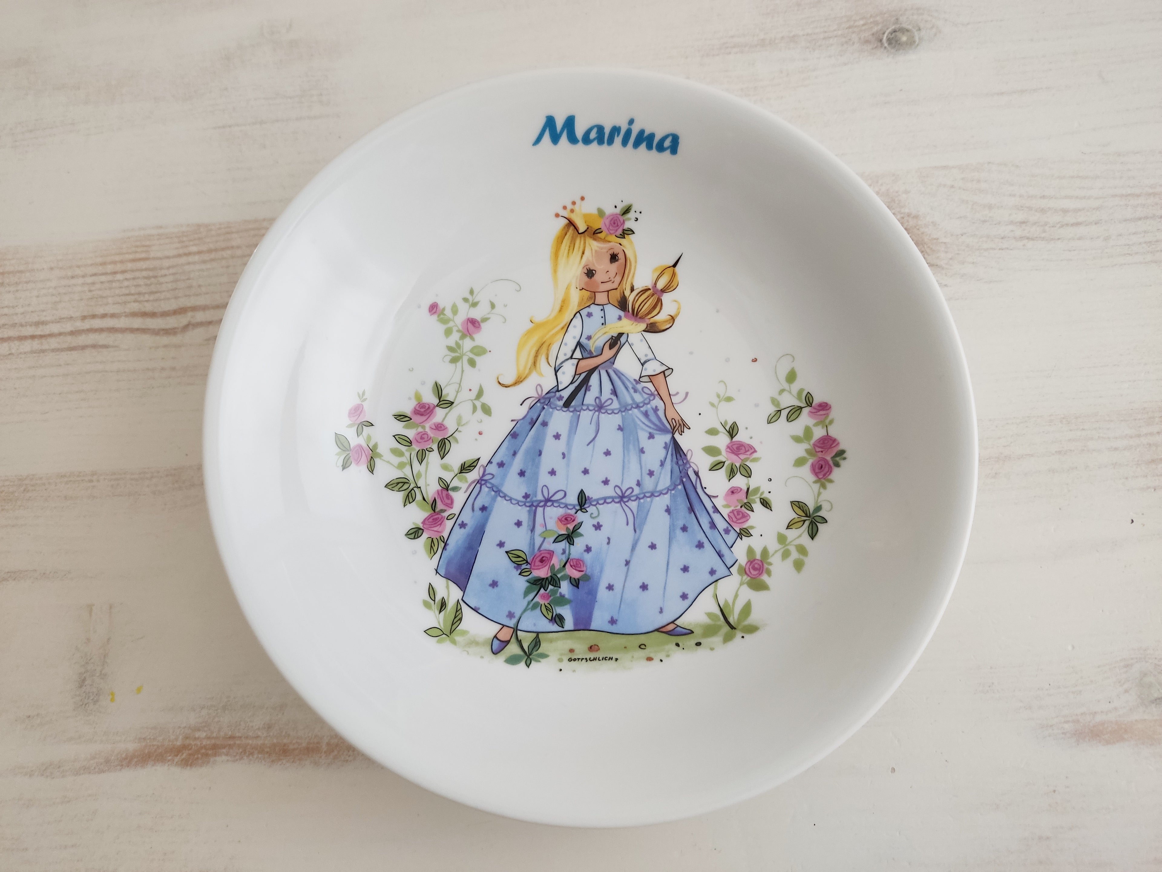 Personalisiertes Kindergeschirr Set mit Namen - Dornröschen Märchenmotiv - Tasse Teller Schüssel - Geschenk zur Taufe, Geburt & zum Geburtstag