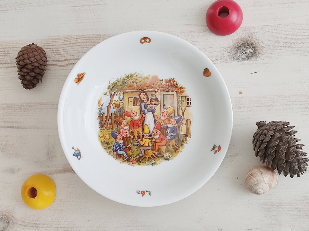Personalisiertes Kindergeschirr Set mit Namen - Schneewittchen und die sieben Zwerge Märchenmotiv - Tasse Teller Schüssel - Geschenk zur Taufe, Geburt & zum Geburtstag