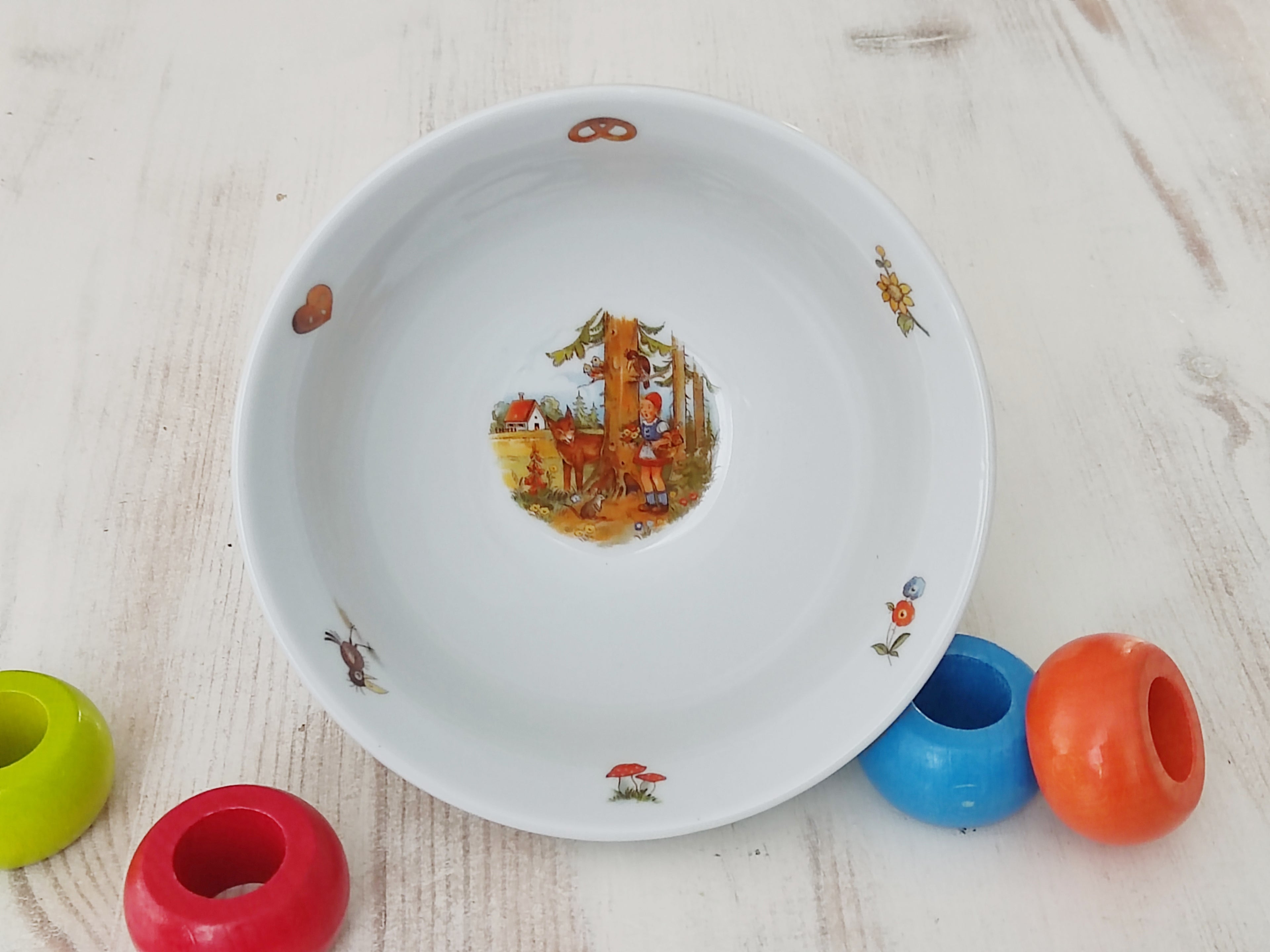 Personalisiertes Kindergeschirr Set mit Namen - Rotkäppchen und der Wolf Märchenmotiv - Tasse Teller Schüssel - Geschenk zur Taufe, Geburt & zum Geburtstag