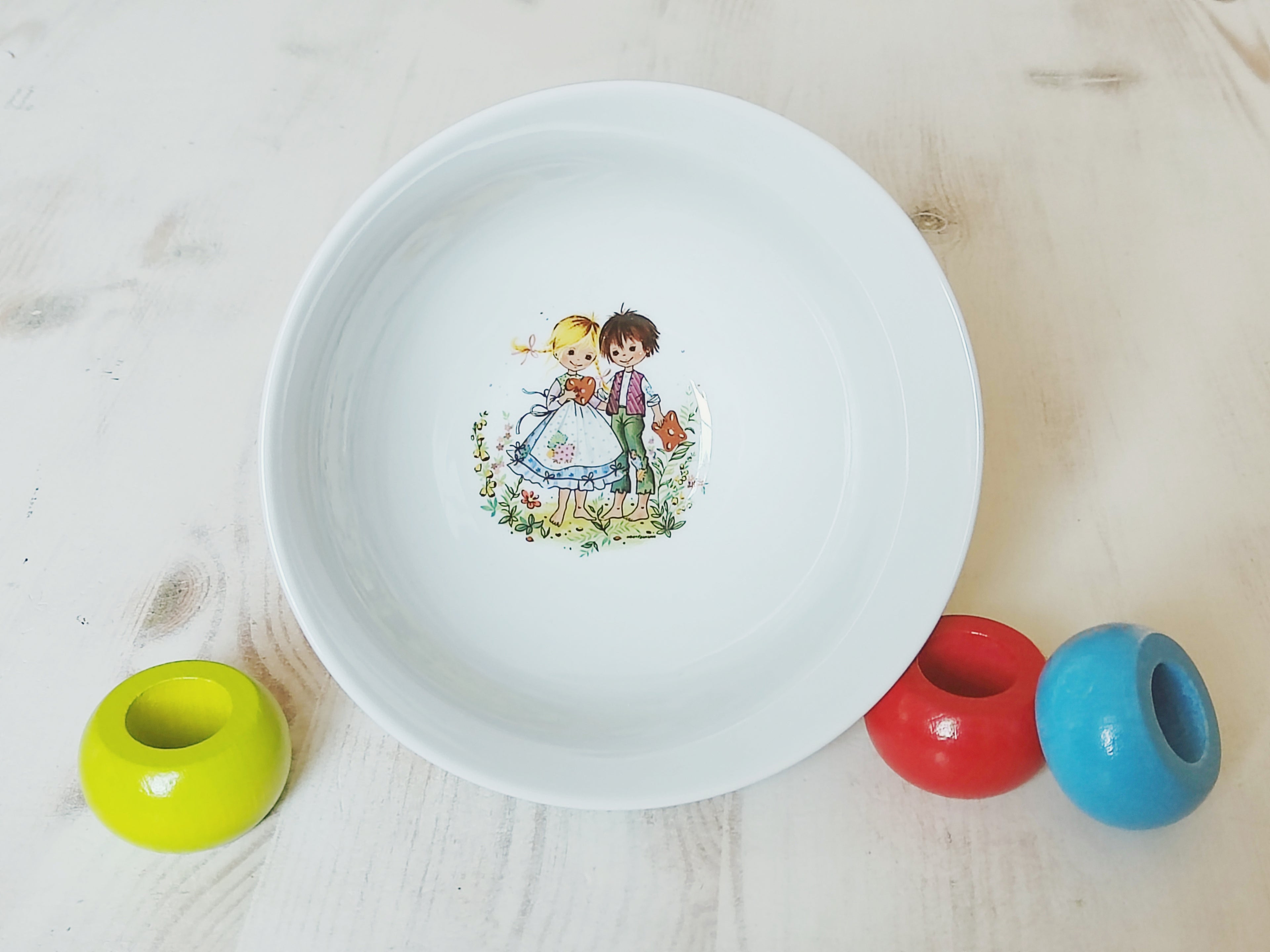 Personalisiertes Kindergeschirr Set mit Namen - Hänsel und Gretel Märchenmotiv - Tasse Teller Schüssel - Geschenk zur Taufe, Geburt & zum Geburtstag