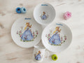 Personalisiertes Kindergeschirr Set mit Namen - Dornröschen Märchenmotiv - Tasse Teller Schüssel - Geschenk zur Taufe, Geburt & zum Geburtstag