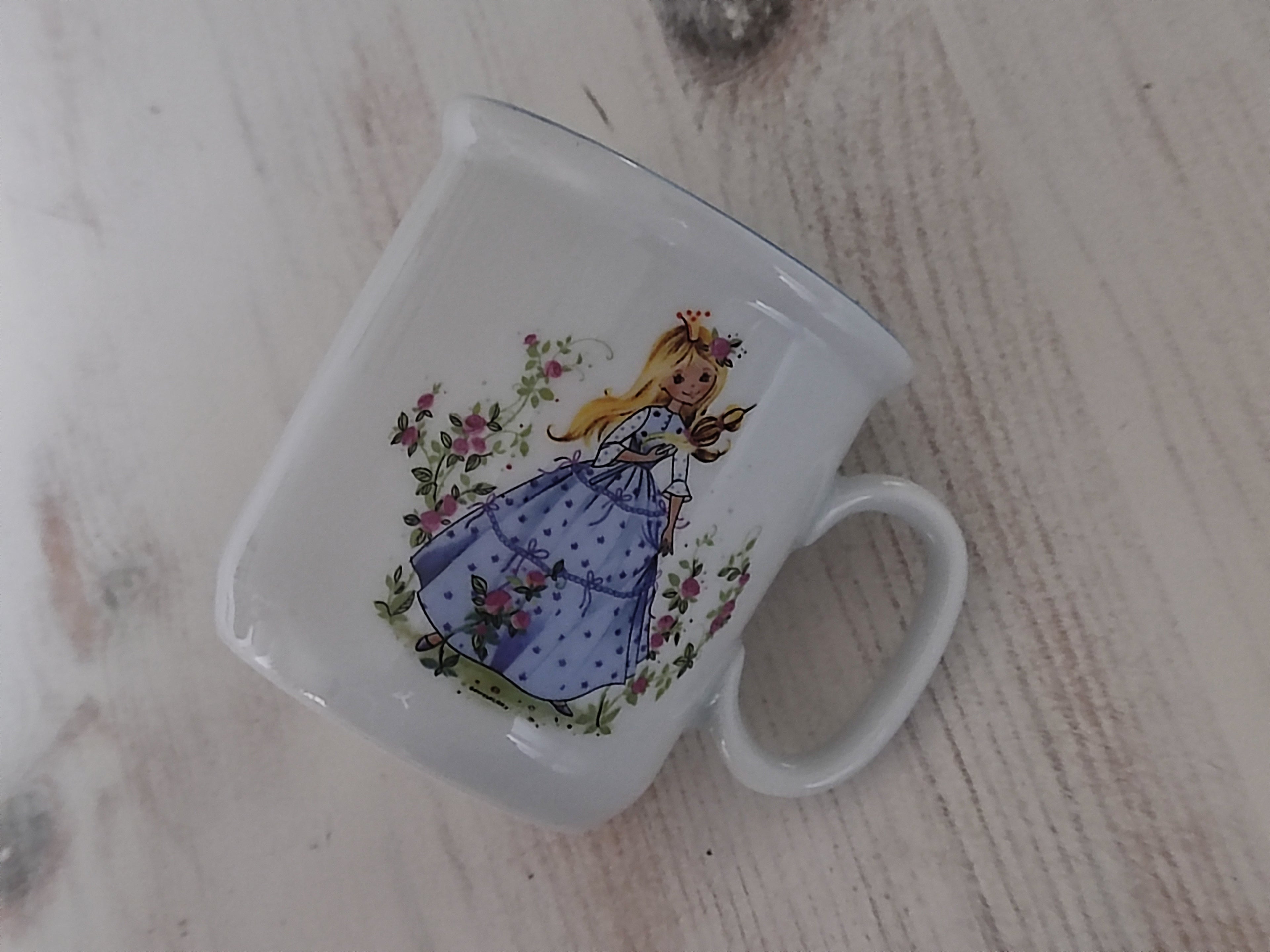 Personalisiertes Kindergeschirr Set mit Namen - Dornröschen Märchenmotiv - Tasse Teller Schüssel - Geschenk zur Taufe, Geburt & zum Geburtstag
