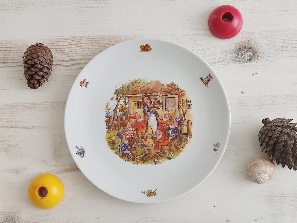 Personalisiertes Kindergeschirr Set mit Namen - Schneewittchen und die sieben Zwerge Märchenmotiv - Tasse Teller Schüssel - Geschenk zur Taufe, Geburt & zum Geburtstag