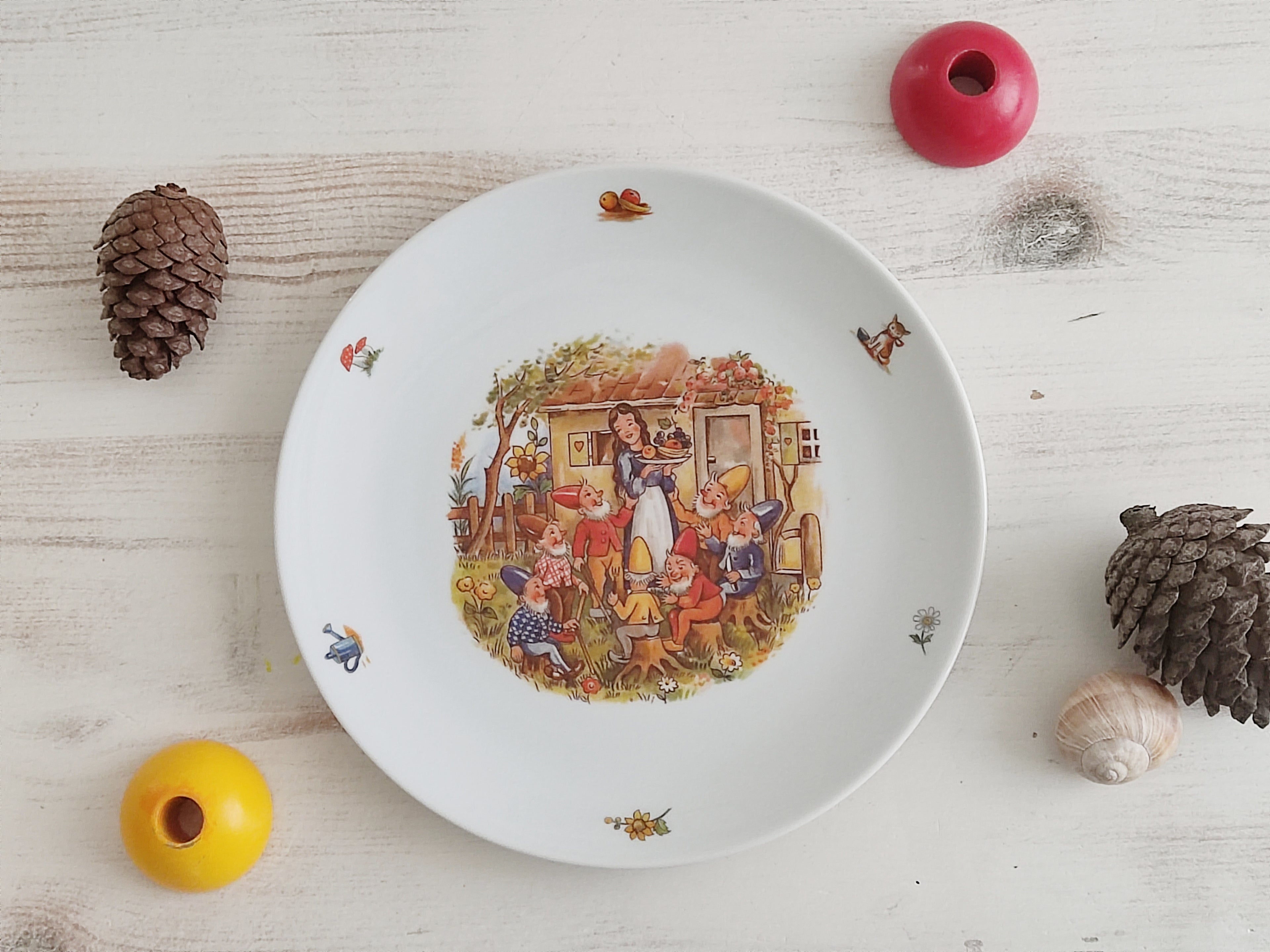 Personalisiertes Kindergeschirr Set mit Namen - Schneewittchen und die sieben Zwerge Märchenmotiv - Tasse Teller Schüssel - Geschenk zur Taufe, Geburt & zum Geburtstag