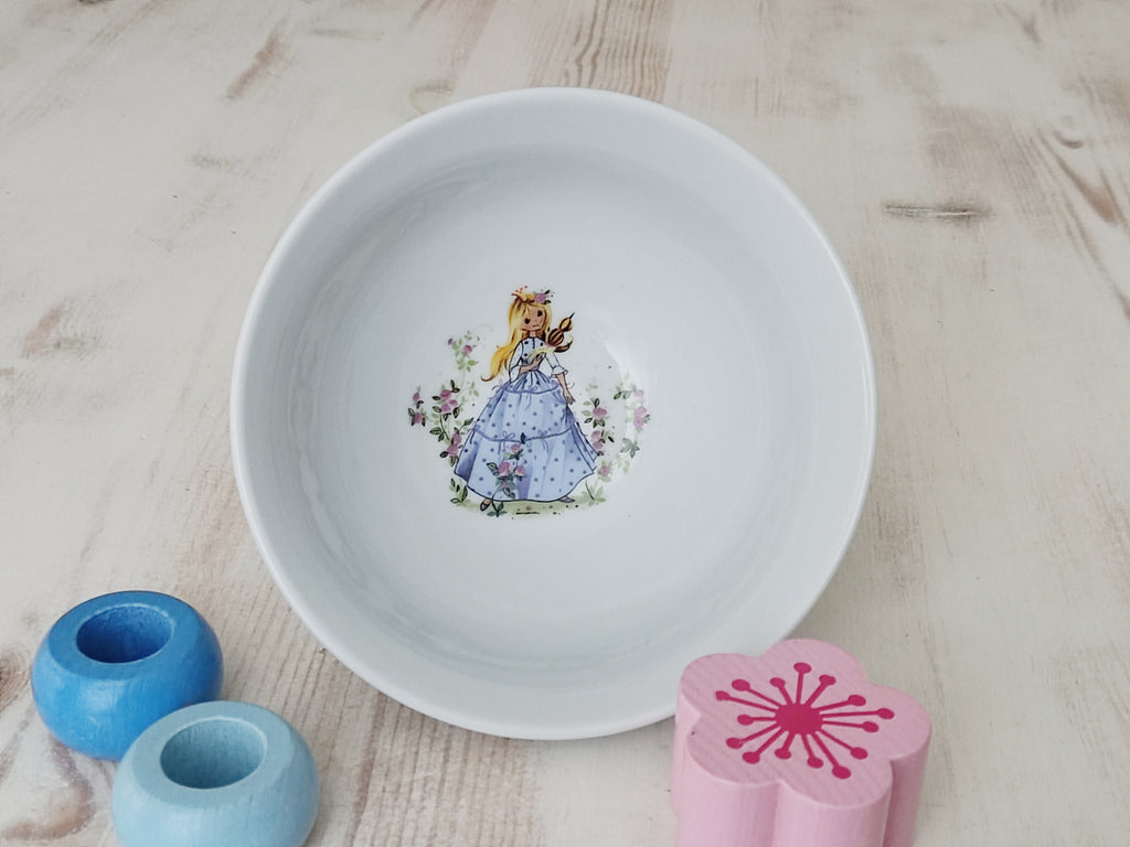 Personalisiertes Kindergeschirr Set mit Namen - Dornröschen Märchenmotiv - Tasse Teller Schüssel - Geschenk zur Taufe, Geburt & zum Geburtstag