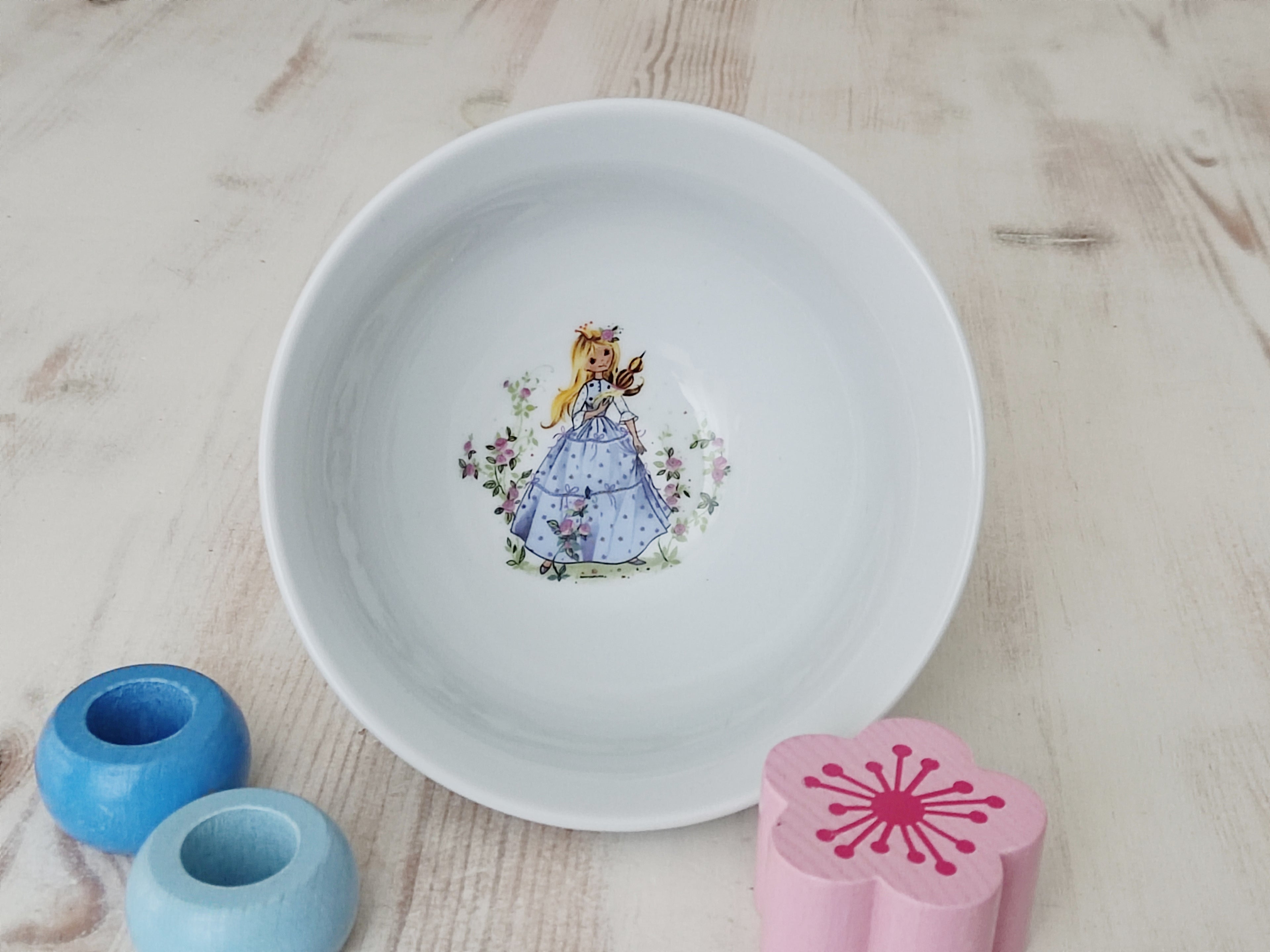 Personalisiertes Kindergeschirr Set mit Namen - Dornröschen Märchenmotiv - Tasse Teller Schüssel - Geschenk zur Taufe, Geburt & zum Geburtstag