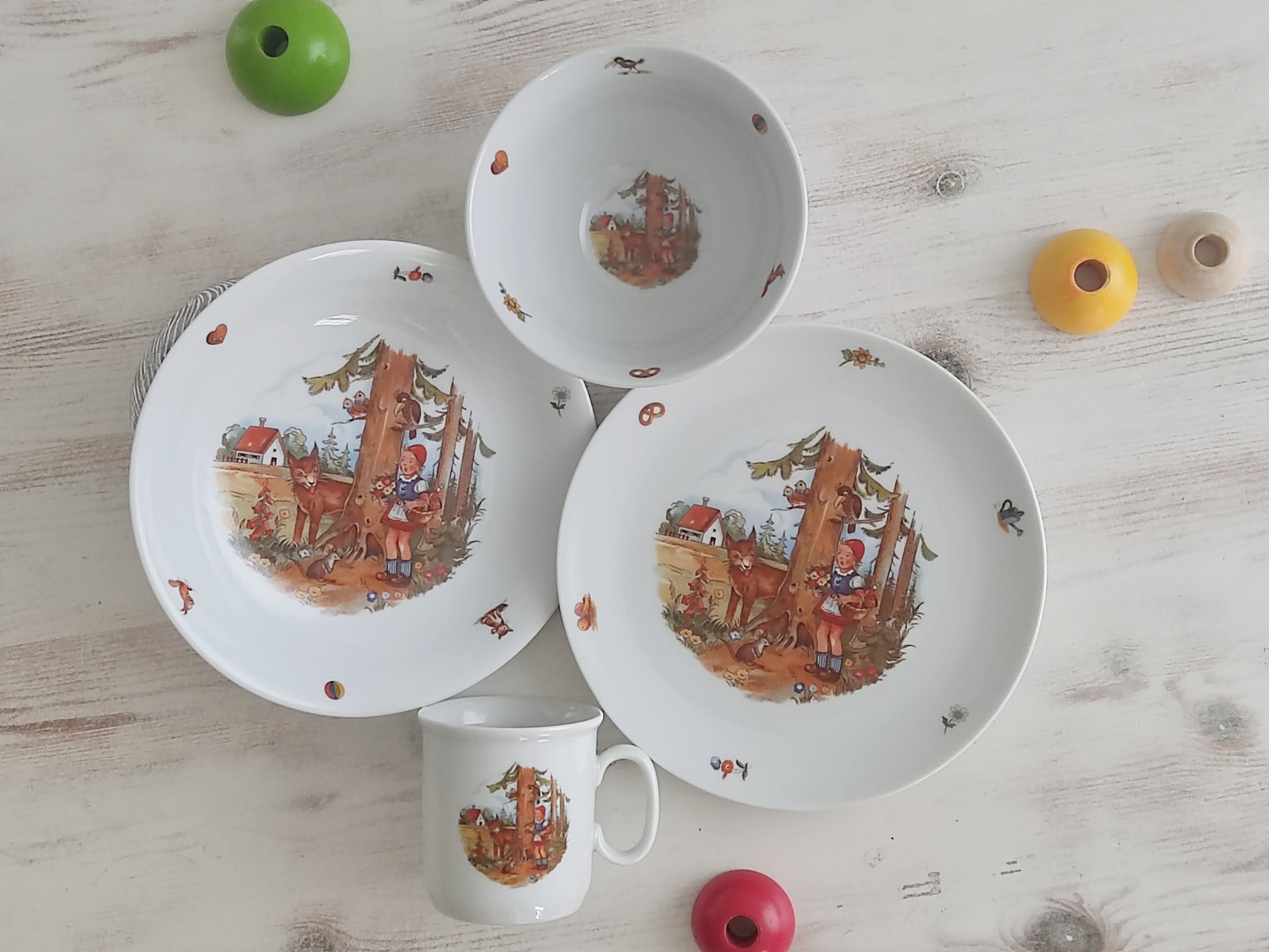 Personalisiertes Kindergeschirr Set mit Namen - Rotkäppchen und der Wolf Märchenmotiv - Tasse Teller Schüssel - Geschenk zur Taufe, Geburt & zum Geburtstag